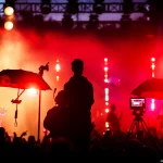 Bühnenbeleuchtung bei Konzertveranstaltung mit professioneller Technik, Symbol für zuverlässige mobile Stromversorgung von Licht- und Tonanlagen im Außenbereich.