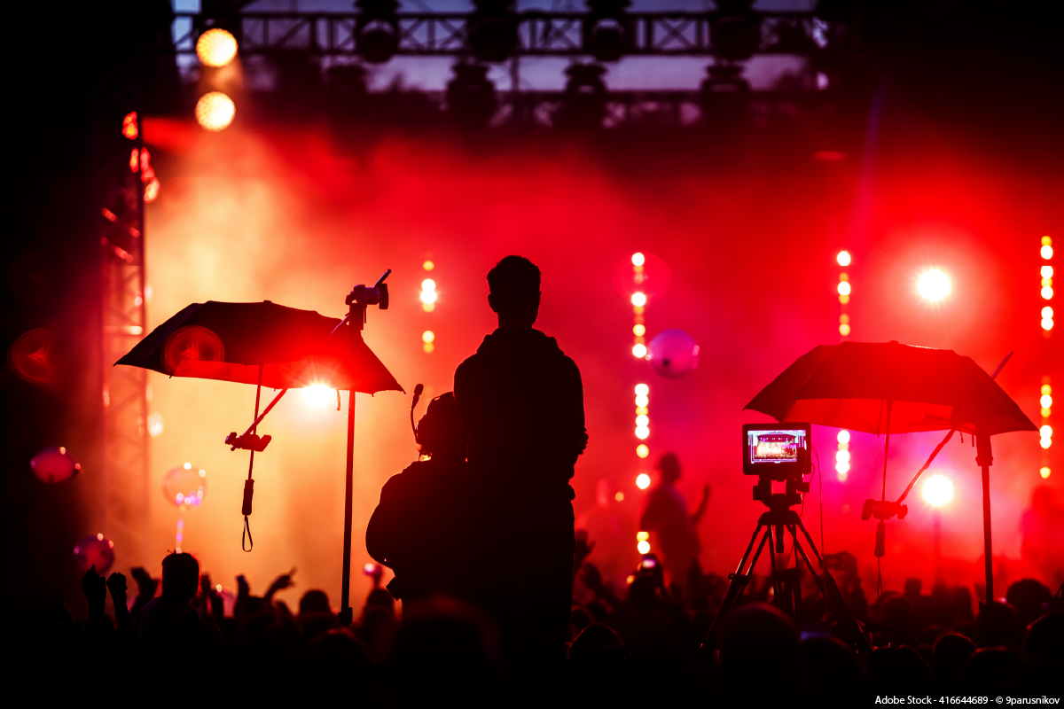Bühnenbeleuchtung bei Konzertveranstaltung mit professioneller Technik, Symbol für zuverlässige mobile Stromversorgung von Licht- und Tonanlagen im Außenbereich.