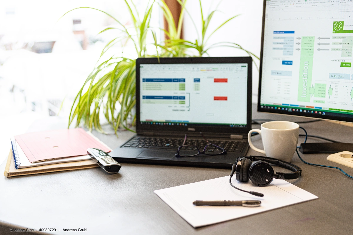 Moderner Arbeitsplatz mit Laptop, Monitor und Büroausstattung veranschaulicht das Thema Homeoffice Kosten steuerlich erfassen und organisieren.